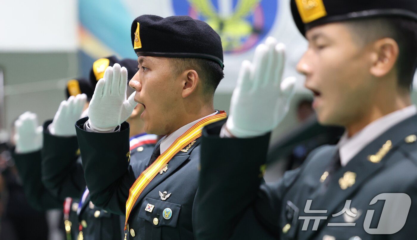 본문 이미지 - 29일 오전 경기 광주시 육군 특수전학교에서 열린 &#39;특전부사관 260기 임관식&#39;에서 신임 특전부사관들이 경례를 하고 있다. ⓒ News1 김영운 기자