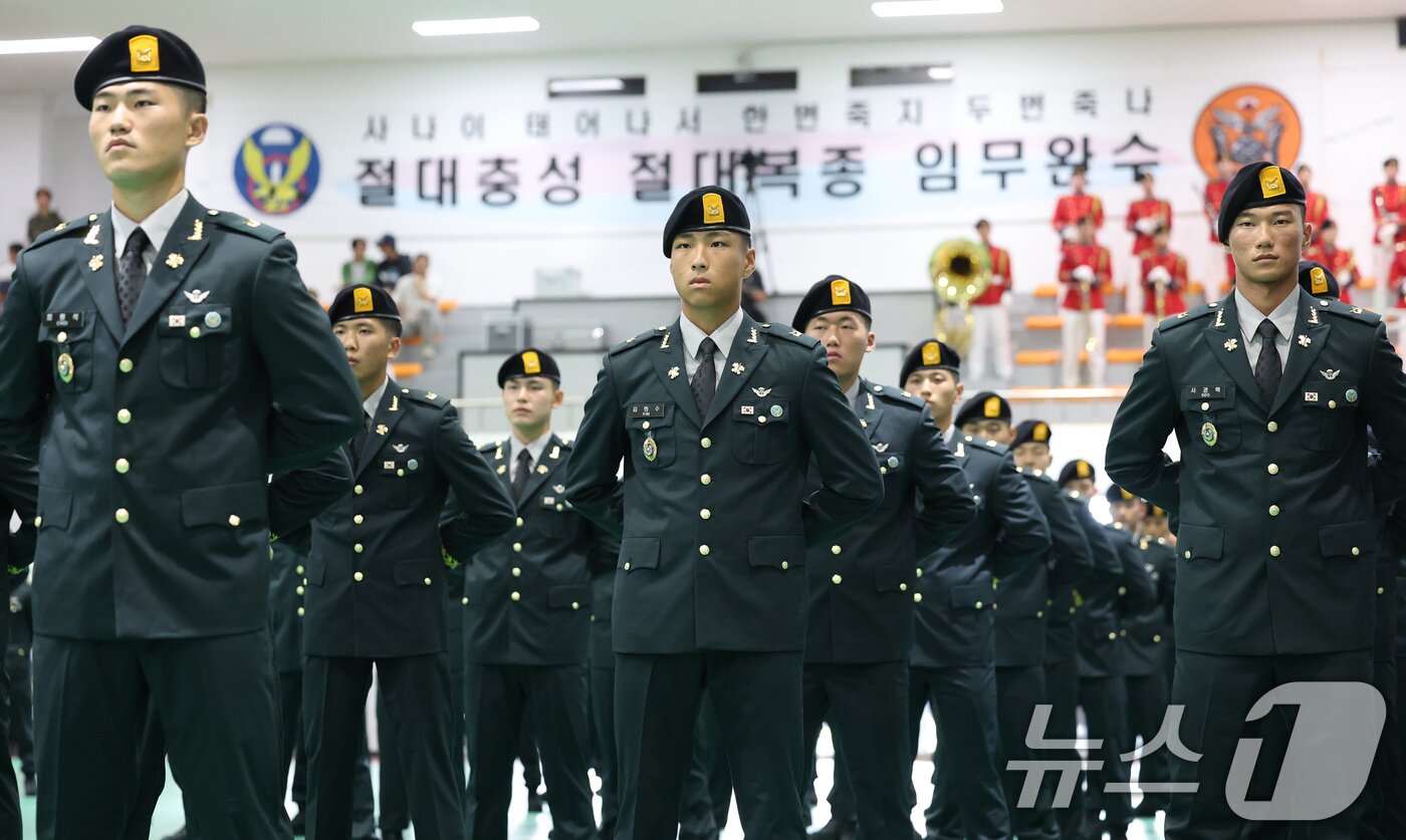 본문 이미지 - 29일 오전 경기 광주시 육군 특수전학교에서 &#39;특전부사관 260기 임관식&#39;이 진행되고 있다. ⓒ News1 김영운 기자