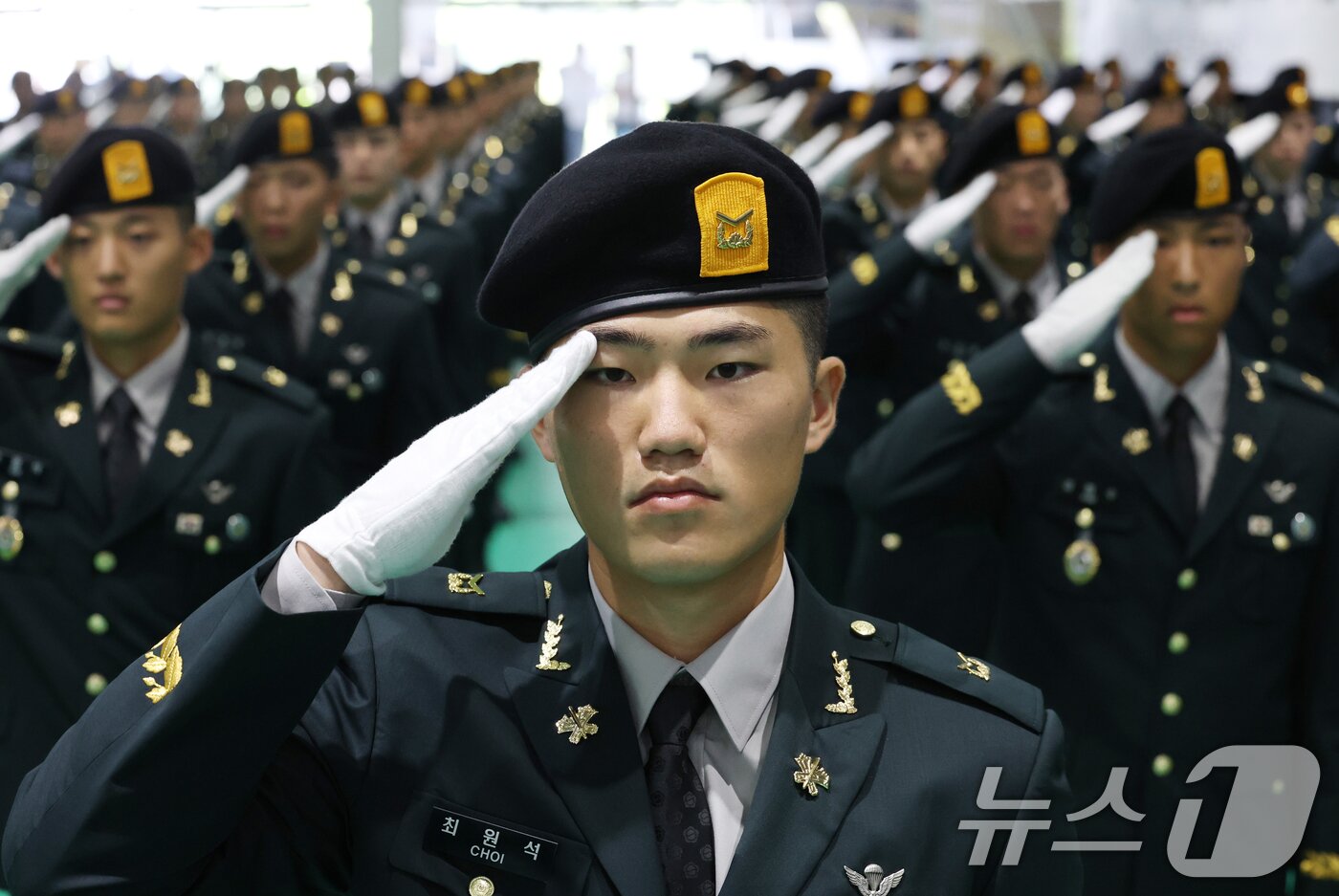 본문 이미지 - 29일 오전 경기 광주시 육군 특수전학교에서 열린 &#39;특전부사관 260기 임관식&#39;에서 신임 특전부사관들이 경례를 하고 있다. 2025.8.29/뉴스1 ⓒ News1 김영운 기자