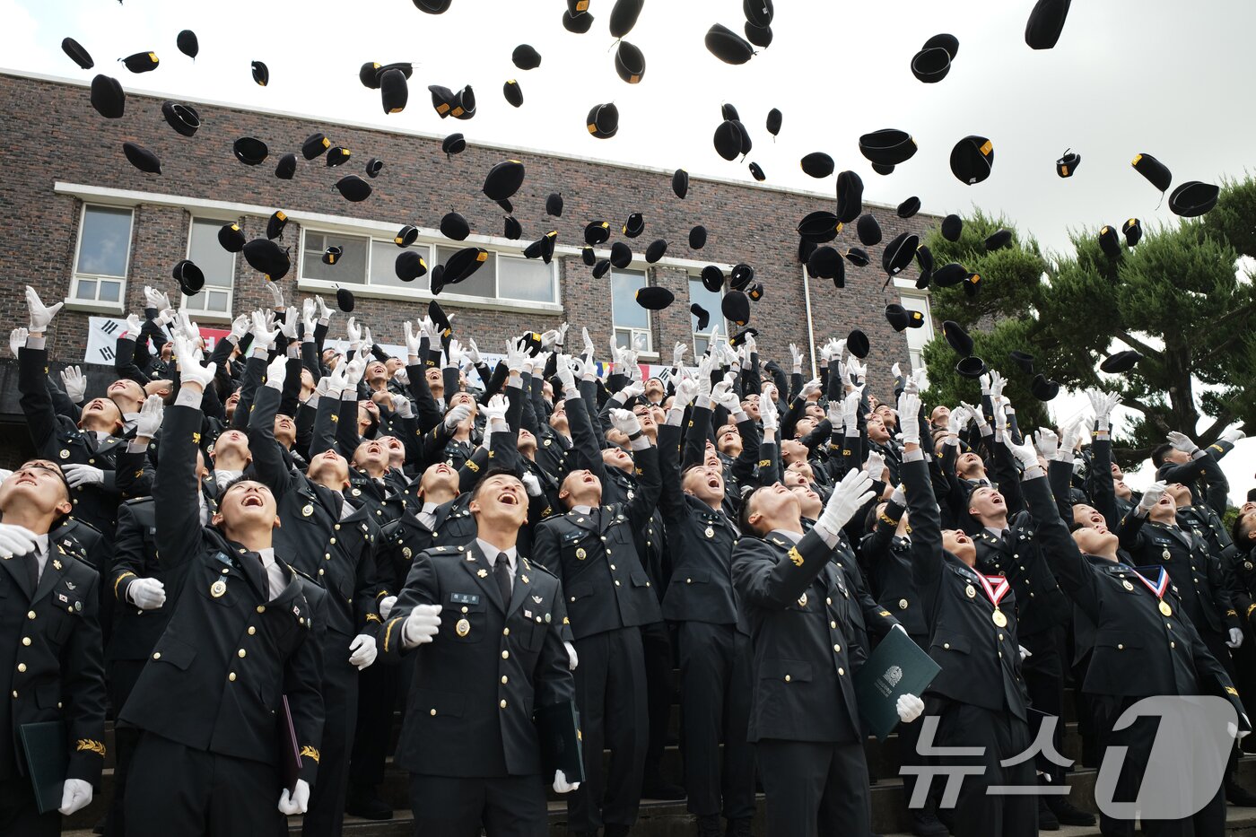 본문 이미지 - 29일 오전 경기 광주시 육군 특수전학교에서 열린 &#39;특전부사관 260기 임관식&#39;에서 신임 특전부사관들이 베레모를 던지고 있다. 2025.8.29/뉴스1 ⓒ News1 김영운 기자
