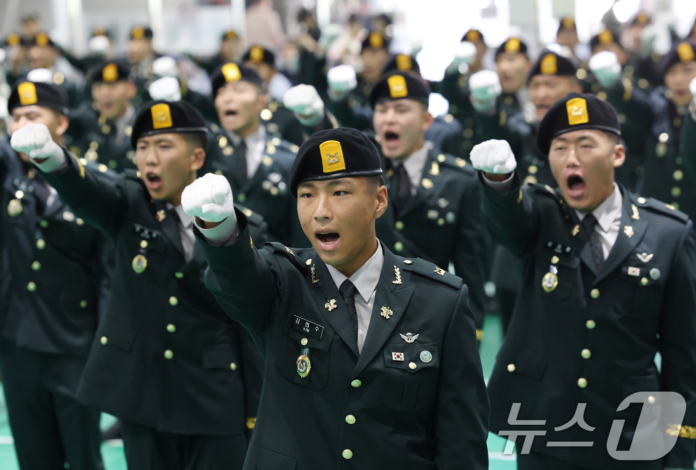 (경기광주=뉴스1) 김영운 기자 = 29일 오전 경기 광주시 육군 특수전학교에서 열린 '특전부사관 260기 임관식'에서 신임 특전부사관들이 특전부대 신조제창을 하고 있다. 2025 …