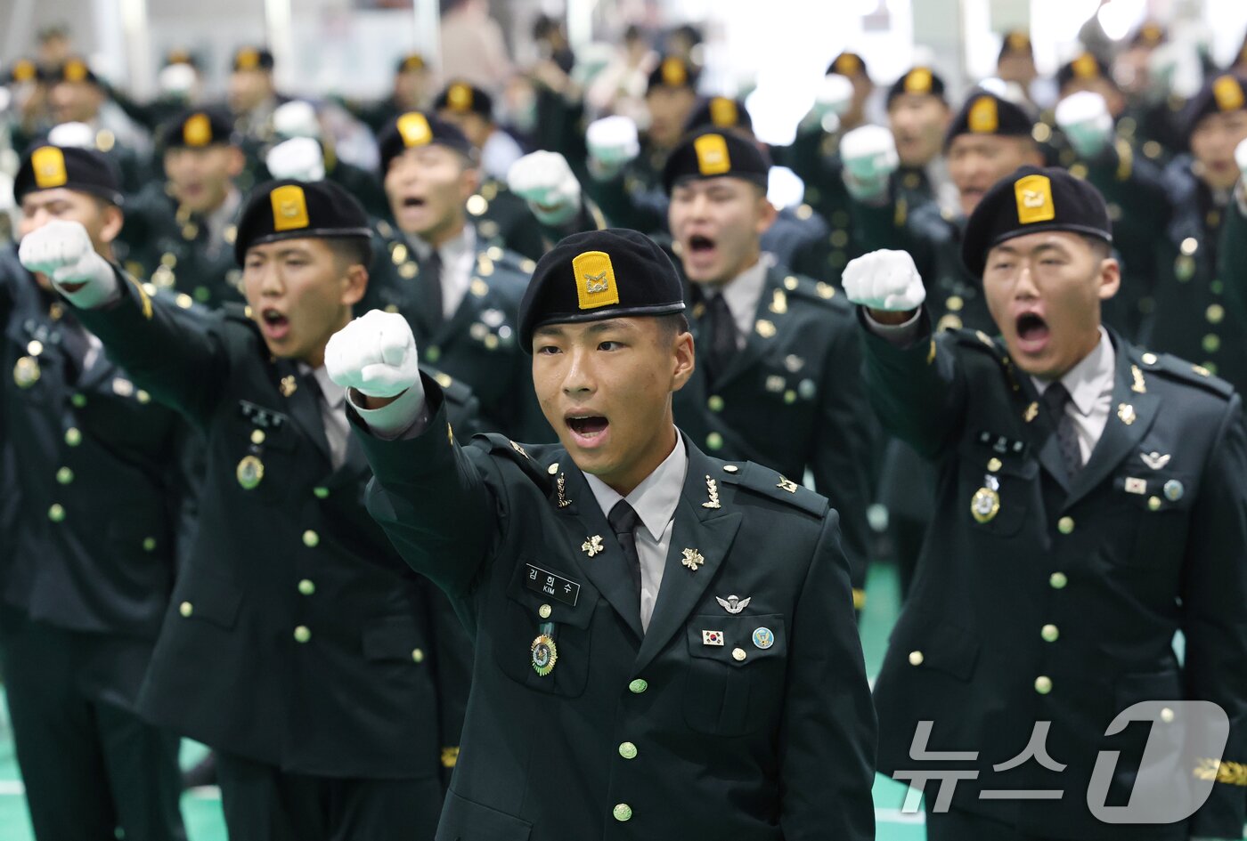 본문 이미지 - 29일 오전 경기 광주시 육군 특수전학교에서 열린 &#39;특전부사관 260기 임관식&#39;에서 신임 특전부사관들이 특전부대 신조제창을 하고 있다. 2025.8.29/뉴스1 ⓒ News1 김영운 기자