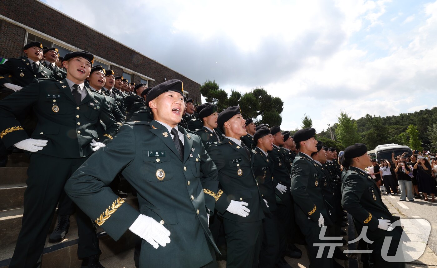본문 이미지 - 29일 오전 경기 광주시 육군 특수전학교에서 열린 &#39;특전부사관 260기 임관식&#39;에서 신임 특전부사관들이 군가를 부르고 있다. 2025.8.29/뉴스1 ⓒ News1 김영운 기자