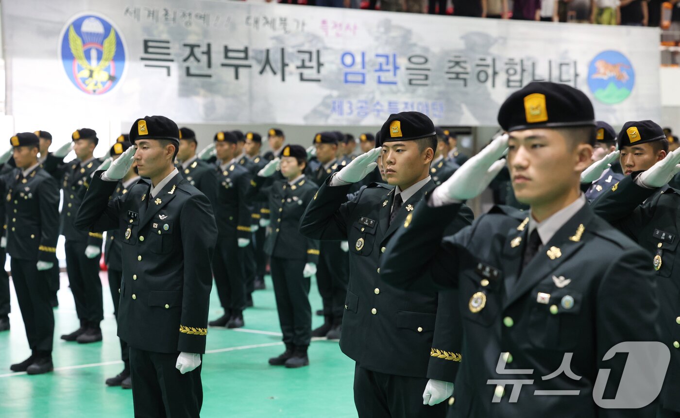 본문 이미지 - 29일 오전 경기 광주시 육군 특수전학교에서 열린 &#39;특전부사관 260기 임관식&#39;에서 신임 특전부사관들이 경례를 하고 있다. 2025.8.29/뉴스1 ⓒ News1 김영운 기자