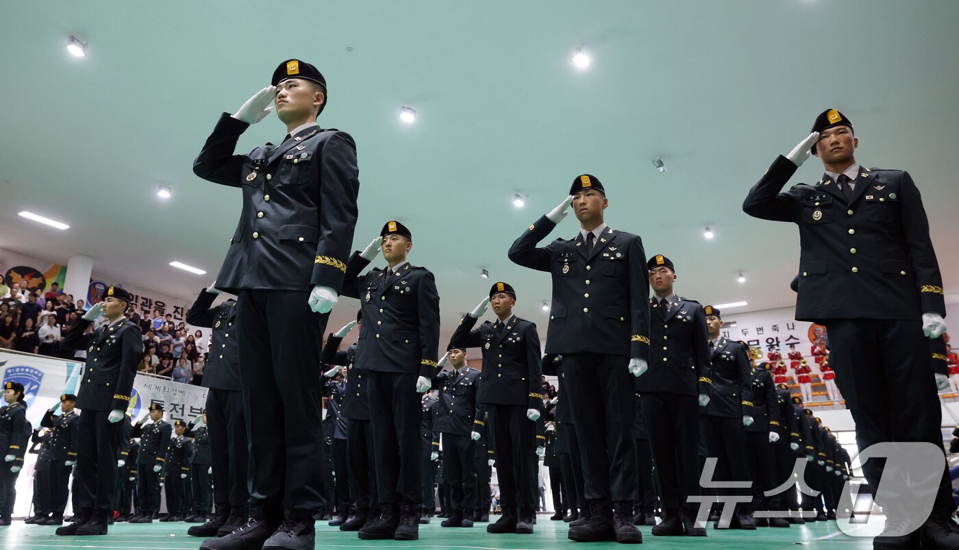 본문 이미지 - 29일 오전 경기 광주시 육군 특수전학교에서 열린 &#39;특전부사관 260기 임관식&#39;에서 신임 특전부사관들이 경례를 하고 있다. 2025.8.29/뉴스1 ⓒ News1 김영운 기자