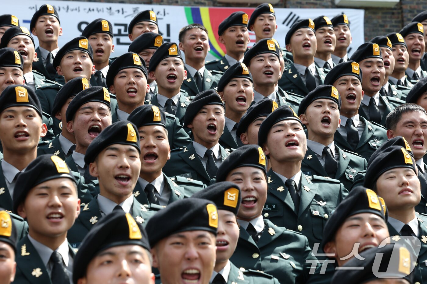 본문 이미지 - 29일 오전 경기 광주시 육군 특수전학교에서 열린 &#39;특전부사관 260기 임관식&#39;에서 신임 특전부사관들이 군가를 부르고 있다. 2025.8.29/뉴스1 ⓒ News1 김영운 기자