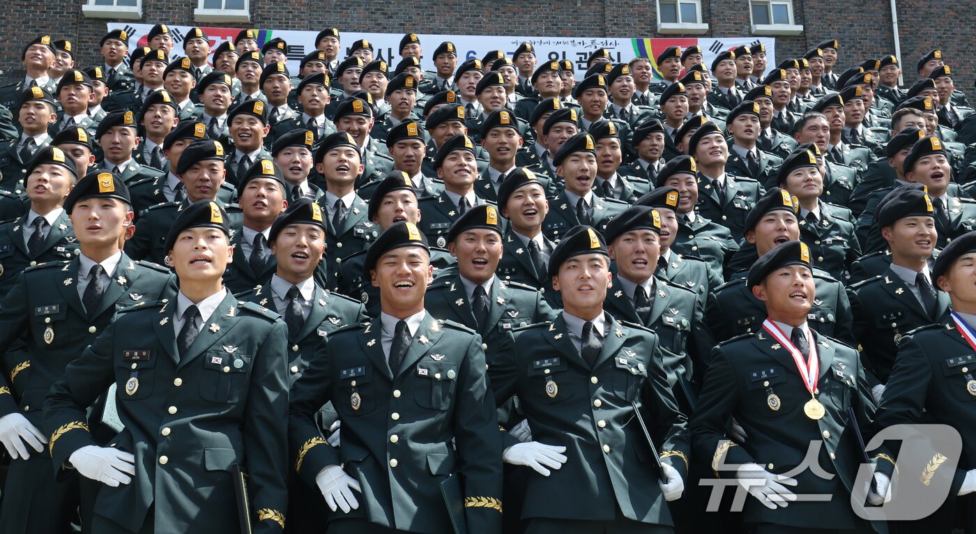 본문 이미지 - 29일 오전 경기 광주시 육군 특수전학교에서 열린 &#39;특전부사관 260기 임관식&#39;에서 신임 특전부사관들이 군가를 부르고 있다. 2025.8.29/뉴스1 ⓒ News1 김영운 기자