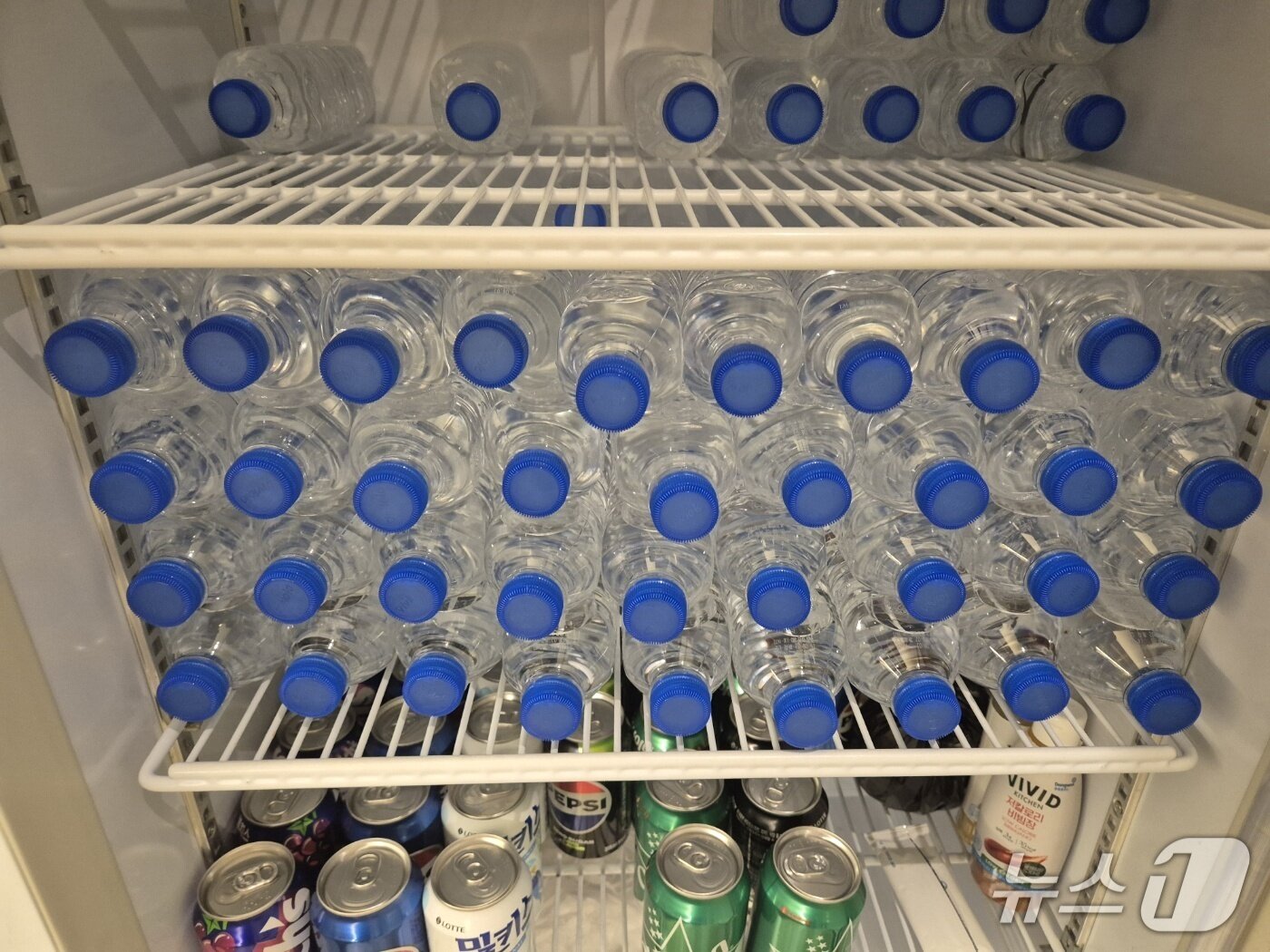 본문 이미지 - 지난 16일 점심시간 강원 강릉 임당동의 한 식당 냉장고에 손님상에 나갈 생수가 가득 채워져 있다. &#40;뉴스1 DB&#41;