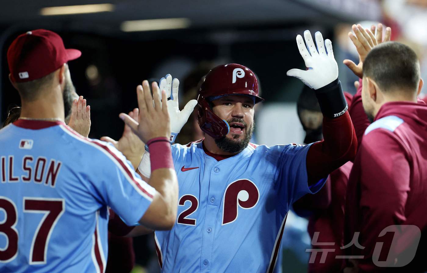 본문 이미지 - MLB 필라델피아 카일 슈와버가 홈런친 후 동료들과 기뻐하고 있다. ⓒ AFP=뉴스1