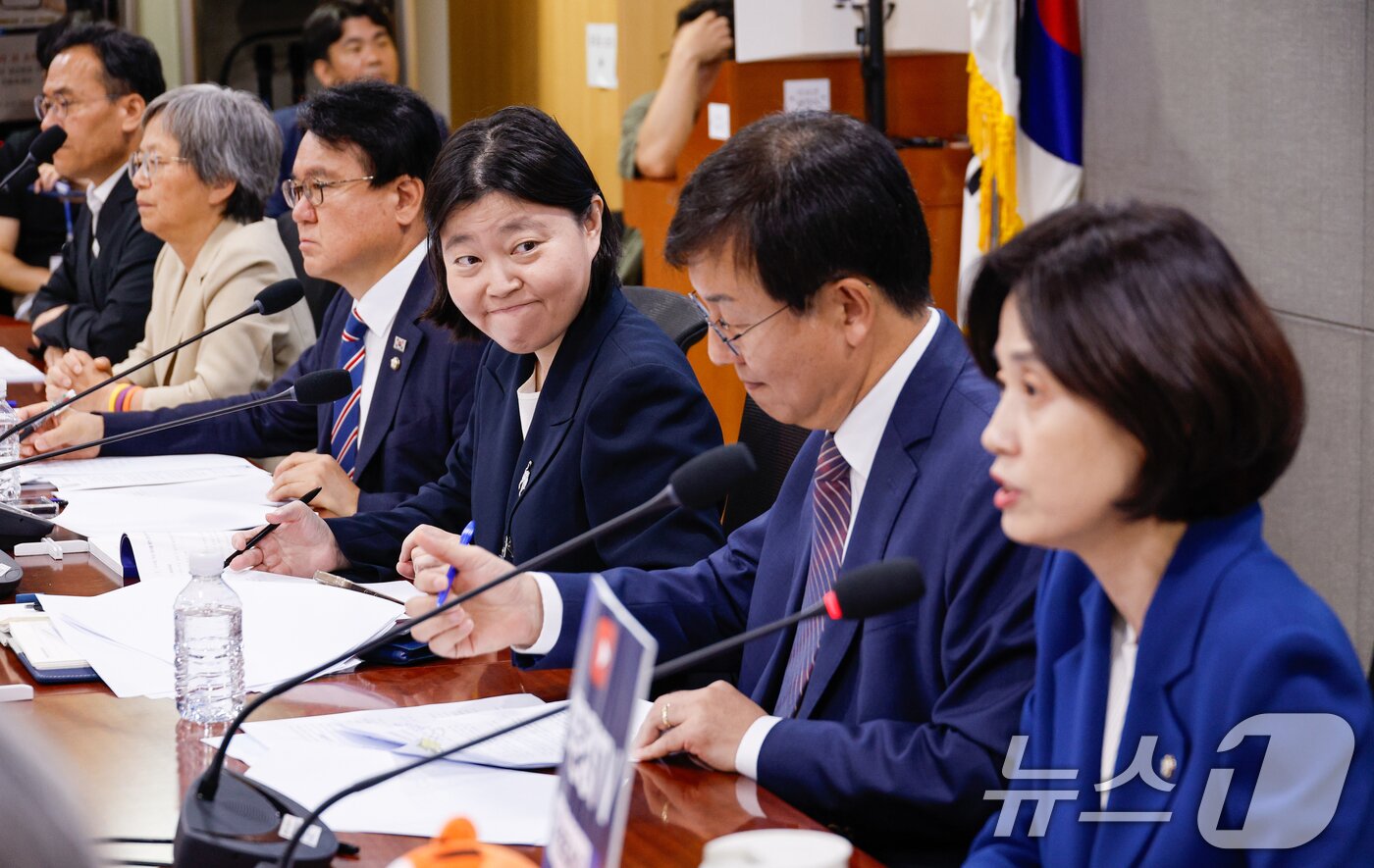 본문 이미지 - 임은정 검사장이 박은정 조국혁신당 의원 인사말을 듣고 있다. 2025.8.29/뉴스1 ⓒ News1 안은나 기자