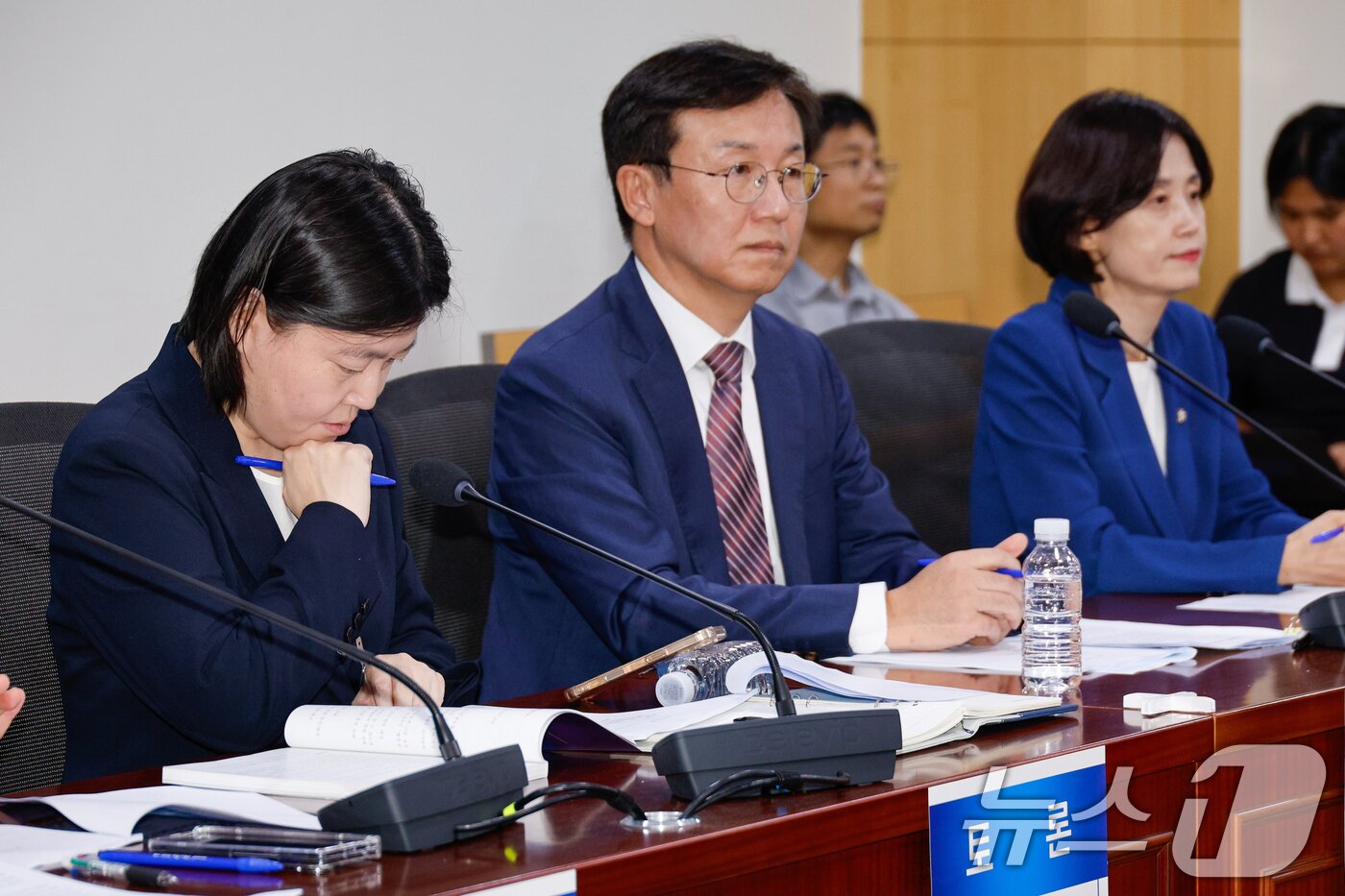 본문 이미지 - 검찰개혁 긴급 공청회에서 자료를 살피는 임은정 검사장. 2025.8.29/뉴스1 ⓒ News1 안은나 기자