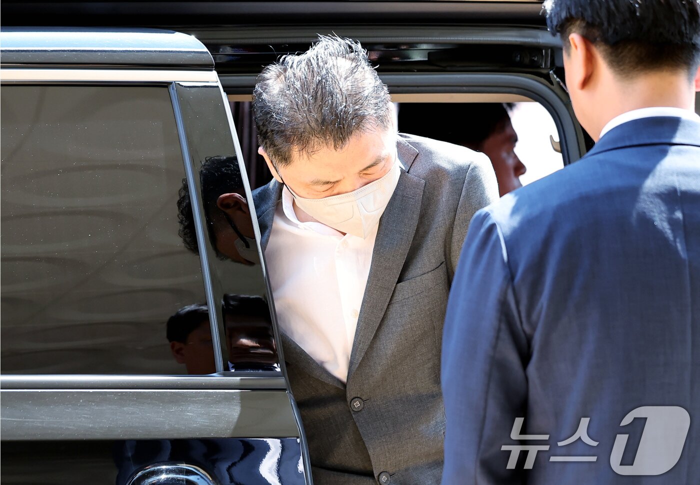 본문 이미지 - SM엔터테인먼트 시세조종 공모 의혹을 받는 김범수 카카오 창업자가 29일 오후 서울 양천구 남부지법에서 열린 결심공판에 출석하고 있다. 2025.8.29/뉴스1 ⓒ News1 장수영 기자