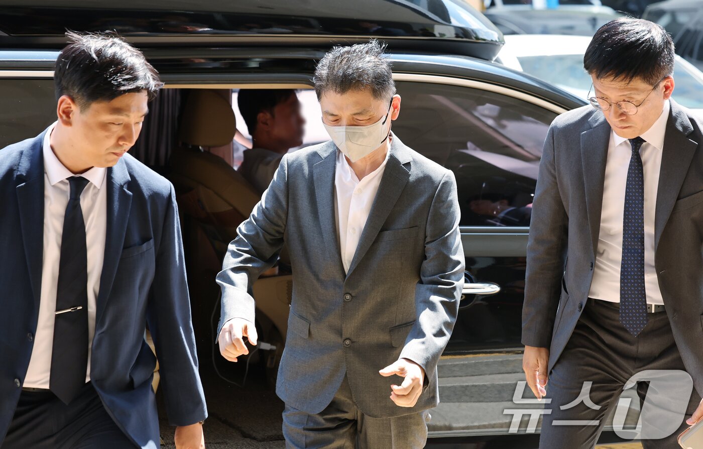 본문 이미지 - SM엔터테인먼트 시세조종 공모 의혹을 받는 김범수 카카오 창업자가 29일 오후 서울 양천구 남부지법에서 열린 결심공판에 출석하고 있다. 2025.8.29/뉴스1 ⓒ News1 장수영 기자