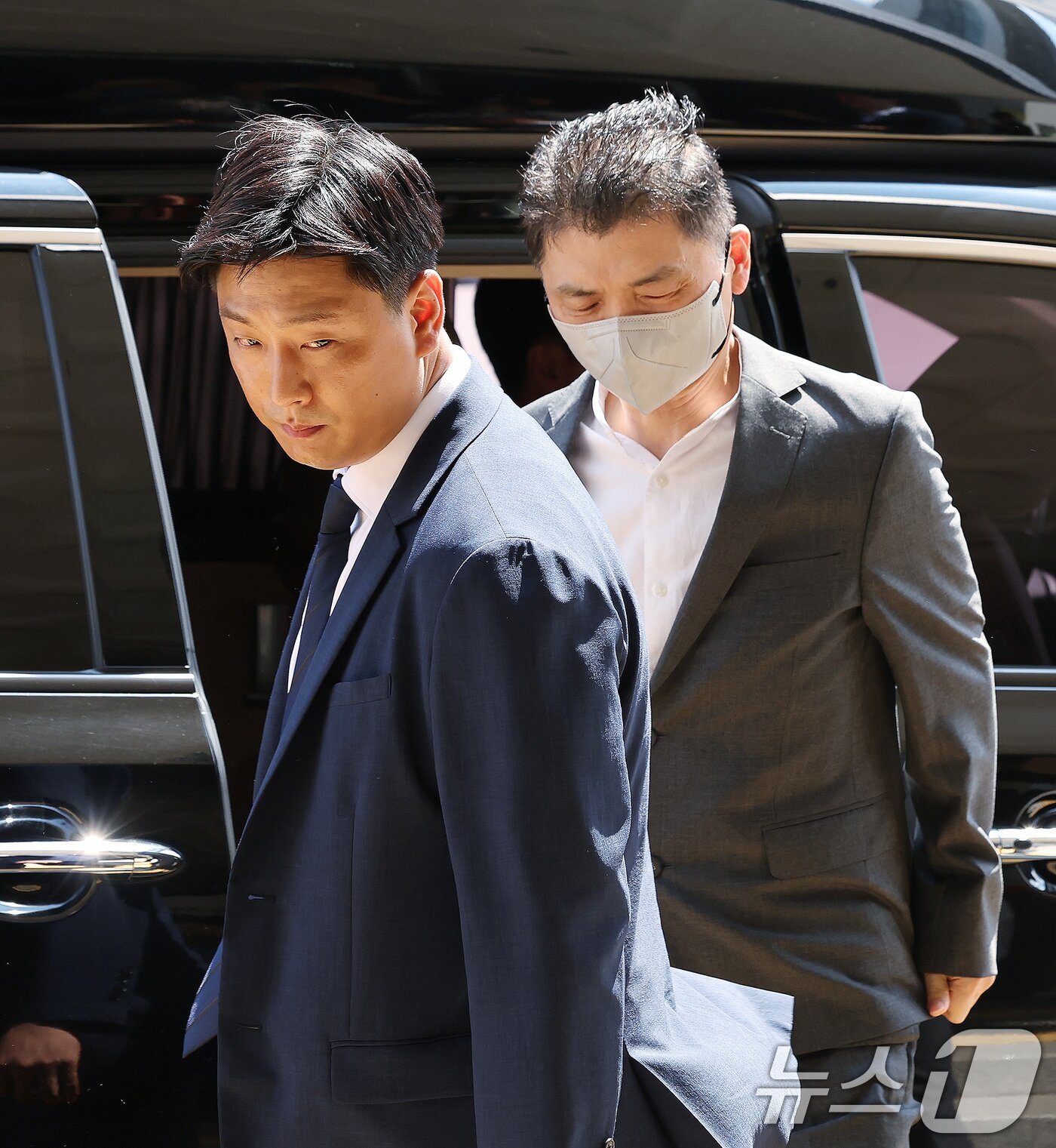 본문 이미지 - SM엔터테인먼트 시세조종 공모 의혹을 받는 김범수 카카오 창업자가 29일 오후 서울 양천구 남부지법에서 열린 결심공판에 출석하고 있다. 2025.8.29/뉴스1 ⓒ News1 장수영 기자