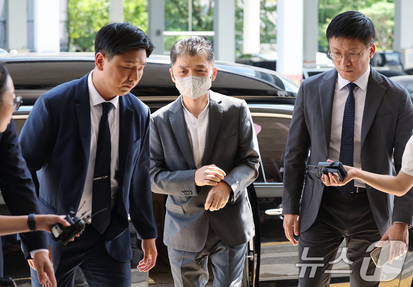 본문 이미지 - SM엔터테인먼트 시세조종 공모 의혹을 받는 김범수 카카오 창업자가 29일 오후 서울 양천구 남부지법에서 열린 결심공판에 출석하고 있다. 2025.8.29/뉴스1 ⓒ News1 장수영 기자