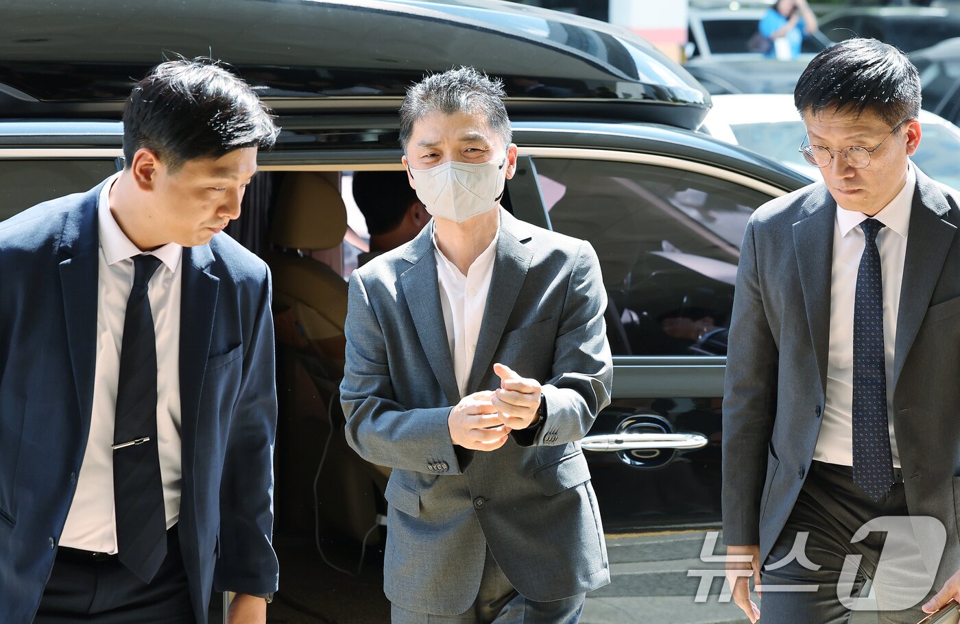 본문 이미지 - SM엔터테인먼트 시세조종 공모 의혹을 받는 김범수 카카오 창업자가 29일 오후 서울 양천구 남부지법에서 열린 결심공판에 출석하고 있다. 2025.8.29/뉴스1 ⓒ News1 장수영 기자