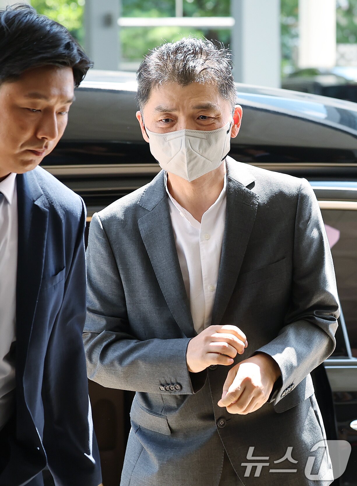 본문 이미지 - SM엔터테인먼트 시세조종 공모 의혹을 받는 김범수 카카오 창업자가 29일 오후 서울 양천구 남부지법에서 열린 결심공판에 출석하고 있다. 2025.8.29/뉴스1 ⓒ News1 장수영 기자