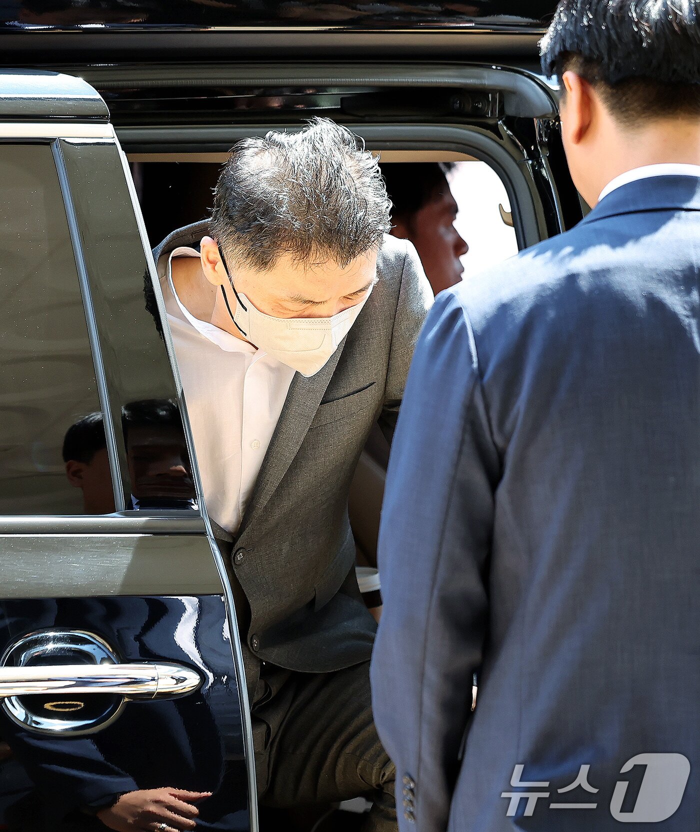 본문 이미지 - SM엔터테인먼트 시세조종 공모 의혹을 받는 김범수 카카오 창업자가 29일 오후 서울 양천구 남부지법에서 열린 결심공판에 출석하고 있다. 2025.8.29/뉴스1 ⓒ News1 장수영 기자