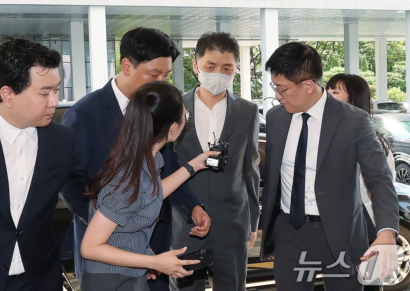 본문 이미지 - SM엔터테인먼트 시세조종 공모 의혹을 받는 김범수 카카오 창업자가 29일 오후 서울 양천구 남부지법에서 열린 결심공판에 출석하고 있다. 2025.8.29/뉴스1 ⓒ News1 장수영 기자