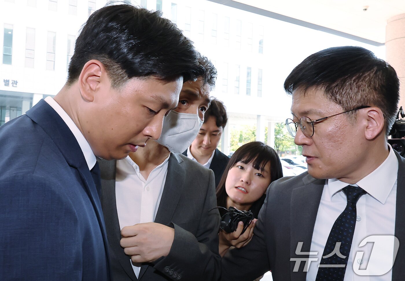 본문 이미지 - SM엔터테인먼트 시세조종 공모 의혹을 받는 김범수 카카오 창업자가 29일 오후 서울 양천구 남부지법에서 열린 결심공판에 출석하고 있다. 2025.8.29/뉴스1 ⓒ News1 장수영 기자