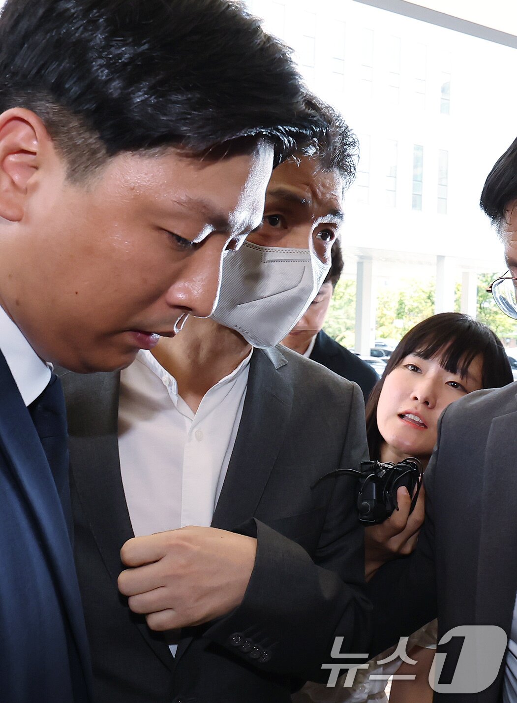 본문 이미지 - SM엔터테인먼트 시세조종 공모 의혹을 받는 김범수 카카오 창업자가 29일 오후 서울 양천구 남부지법에서 열린 결심공판에 출석하고 있다. 2025.8.29/뉴스1 ⓒ News1 장수영 기자