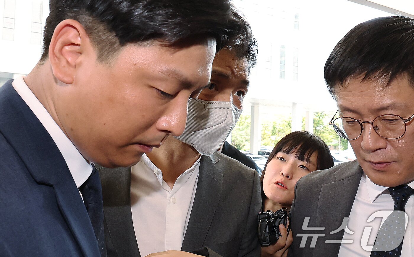 본문 이미지 - SM엔터테인먼트 시세조종 공모 의혹을 받는 김범수 카카오 창업자가 29일 오후 서울 양천구 남부지법에서 열린 결심공판에 출석하고 있다. 2025.8.29/뉴스1 ⓒ News1 장수영 기자