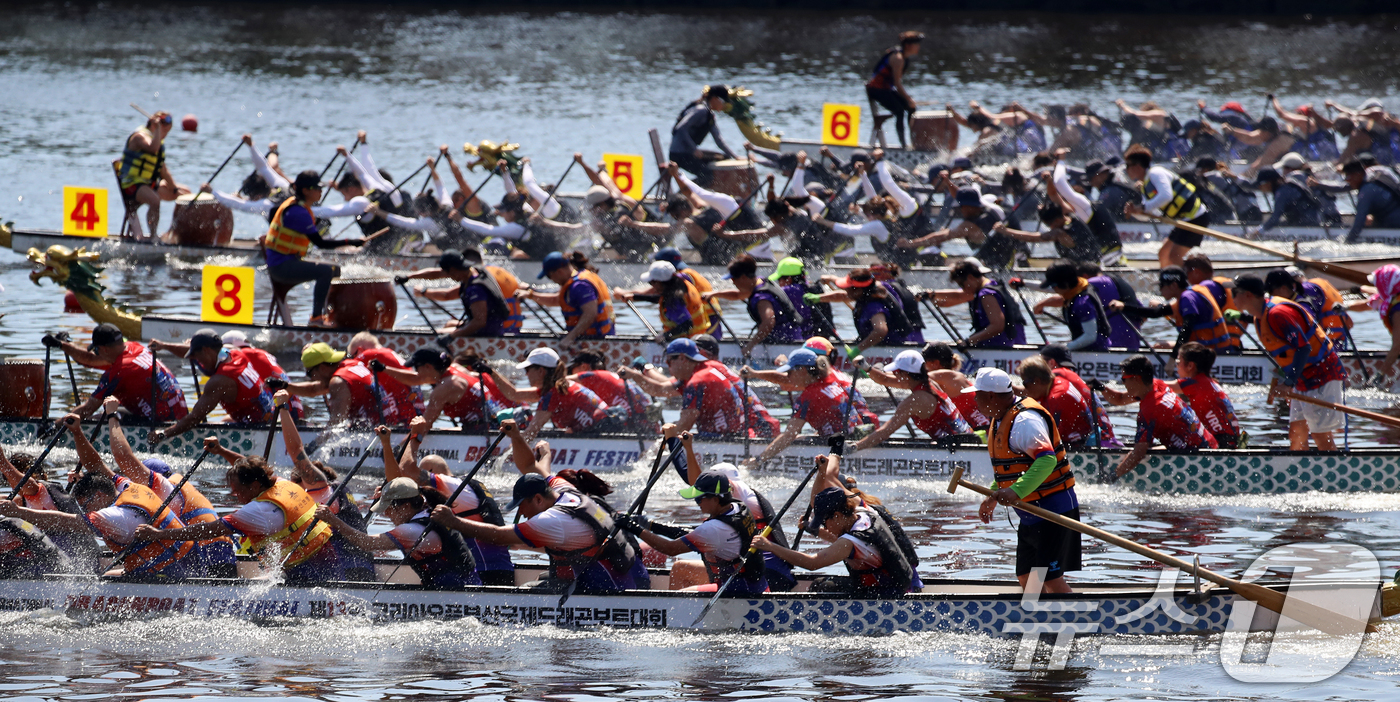 (부산=뉴스1) 윤일지 기자 = 29일 부산 수영강 APEC 나루공원 일원에서 열린 제13회 코리아오픈 부산국제드래곤보트대회에서 각국 선수들이 힘차게 노를 저으며 질주하고 있다.3 …