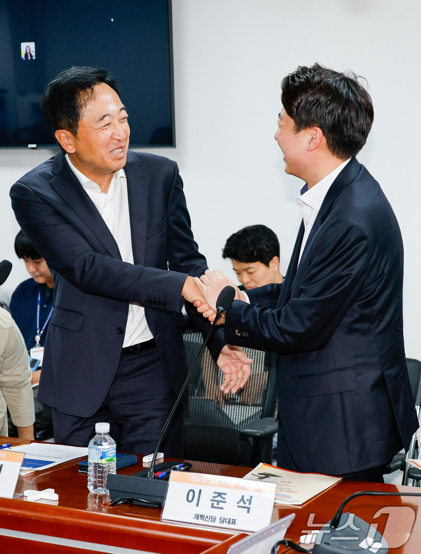 (서울=뉴스1) 안은나 기자 = 이준석 개혁신당 대표(오른쪽)와 금태섭 전 의원이 29일 오전 서울 여의도 국회의원회관에서 열린 '진정한 검찰개혁을 찾아서 – 경찰 권한 비대화의 …