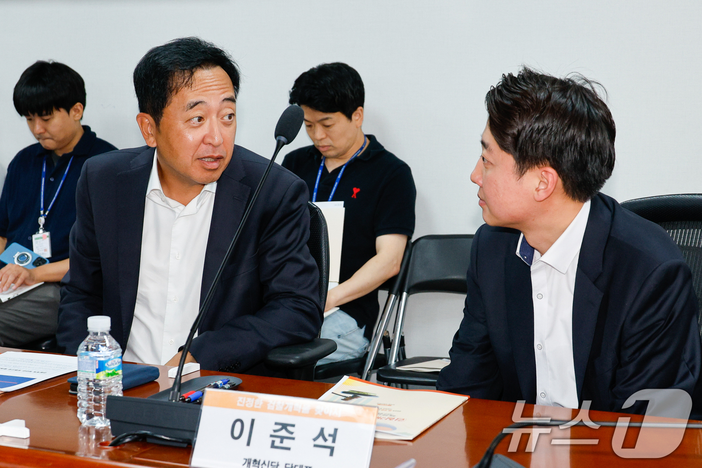 (서울=뉴스1) 안은나 기자 = 이준석 개혁신당 대표(오른쪽)와 금태섭 전 의원이 29일 오전 서울 여의도 국회의원회관에서 열린 '진정한 검찰개혁을 찾아서 – 경찰 권한 비대화의 …