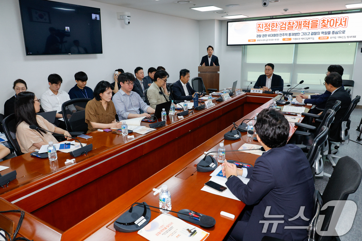 (서울=뉴스1) 안은나 기자 = 이준석 개혁신당 대표가 29일 오전 서울 여의도 국회의원회관에서 열린 '진정한 검찰개혁을 찾아서 – 경찰 권한 비대화의 민주적 통제방안 그리고 검찰 …