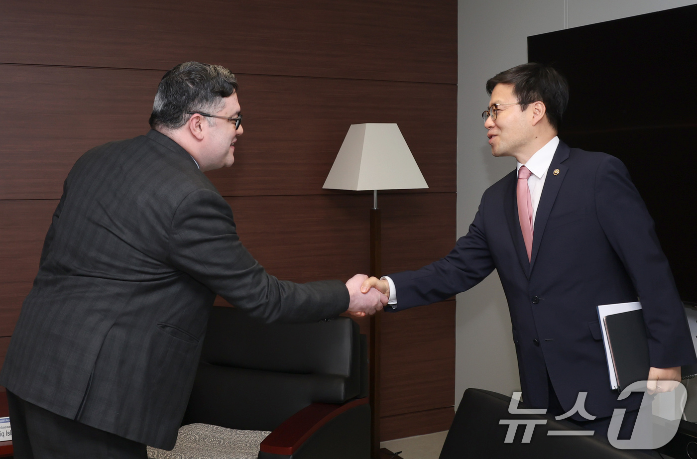 (서울=뉴스1) = 여한구 산업통상자원부 통상교섭본부장이 29일 서울 중구 대한상공회의소에서 투피크 이슬람 샤틸 주한 방글라데시 대사와 악수를 나누고 있다. (산업통상자원부 제공. …