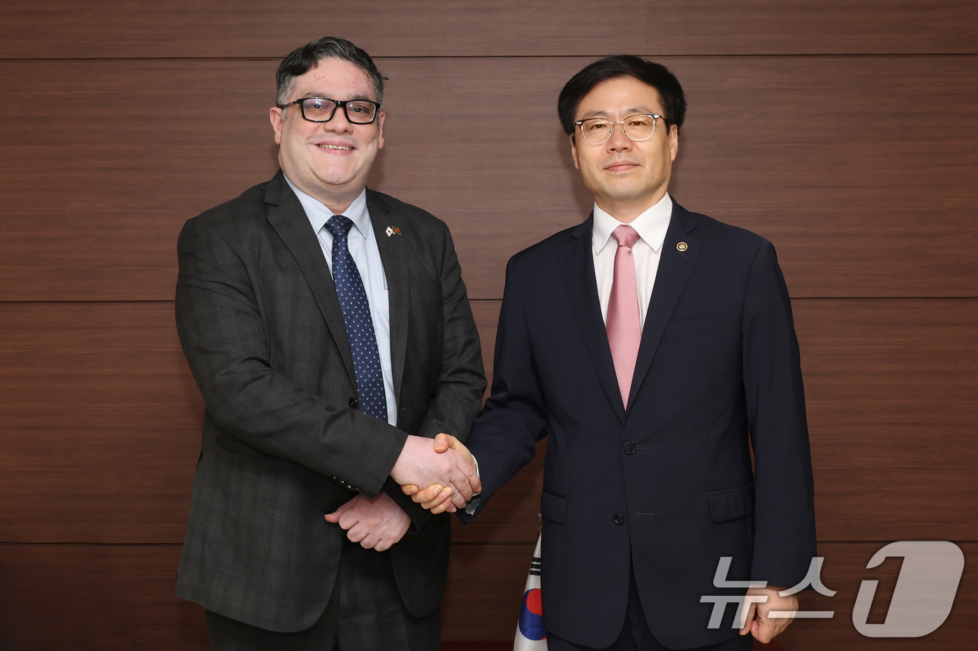 (서울=뉴스1) = 여한구 산업통상자원부 통상교섭본부장이 29일 서울 중구 대한상공회의소에서 투피크 이슬람 샤틸 주한 방글라데시 대사와 악수를 나누고 있다. (산업통상자원부 제공. …