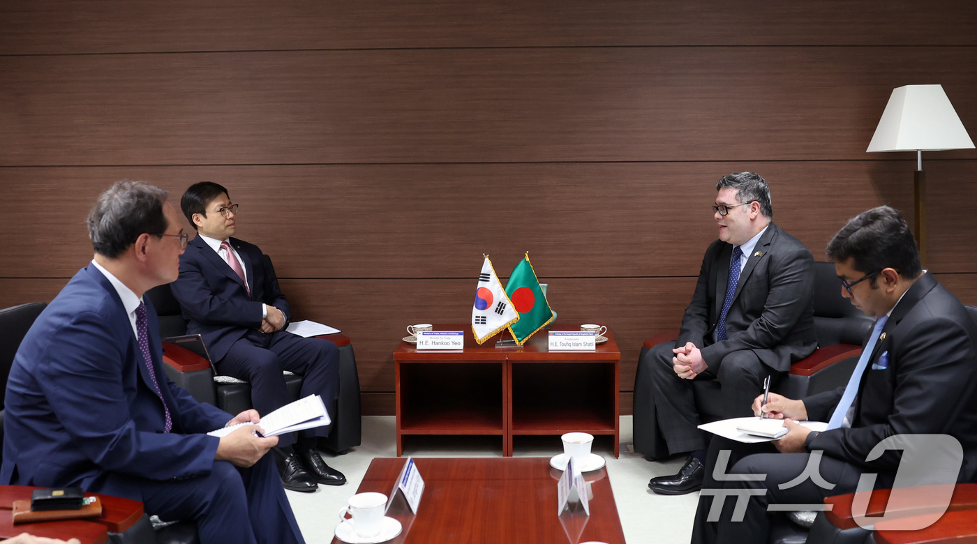 (서울=뉴스1) = 여한구 산업통상자원부 통상교섭본부장이 29일 서울 중구 대한상공회의소에서 투피크 이슬람 샤틸 주한 방글라데시 대사와 면담을 나누고 있다. (산업통상자원부 제공. …