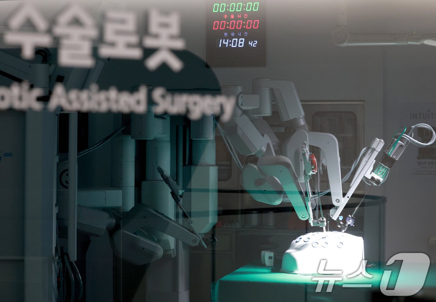 본문 이미지 - 이재명 정부가 역대 최대 규모인 728조 원 규모의 내년도 예산안을 편성했다. R&D 예산은 5조7천억 원 늘어난 35조3천억 원, AI 예산은 3배 이상 증가한 10조1천억 원으로 책정됐다. &#39;ABCDEF&#39; 첨단산업에는 총 10조6천억 원이 투입되며, 정부는 피지컬 AI 선도국가 도약을 목표로 한다. 29일 서울 도봉구 서울로봇인공지능과학관에 전시된 수술로봇. 2025.8.29/뉴스1 ⓒ News1 권현진 기자