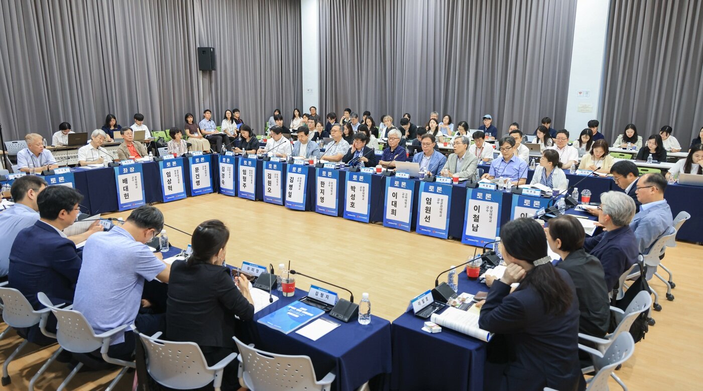 본문 이미지 - 2025. 8. 28.(목)~29(금), 한국저작권위원회 본원에서 열린 ‘2025 저작권 쟁점 대토론회에서 참가자들이 토론에 참여하고 있다.  사진=한국저작권위원회 제공