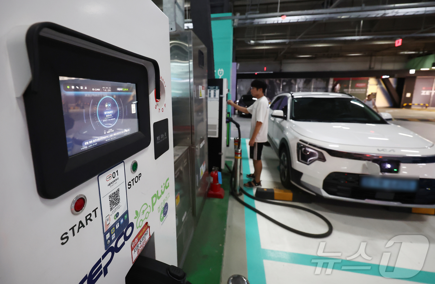 (서울=뉴스1) 김민지 기자 = 기획재정부가 29일 발표한 2026년 예산안에 따르면 내년부터 전기차를 구매하면 최대 400만원의 지원을 받는다.기존 구매보조금 300만원은 유지되 …