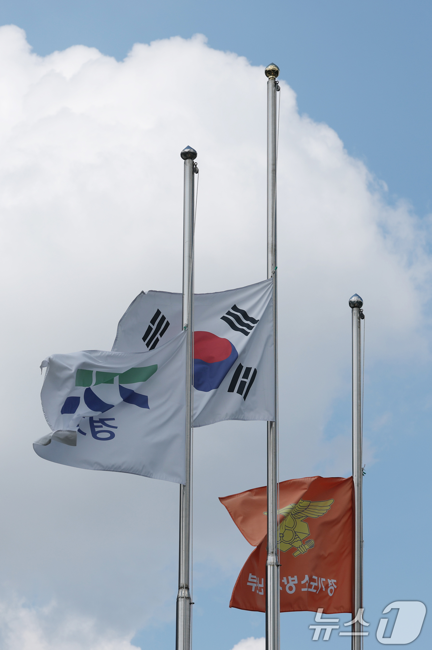 (수원=뉴스1) 김영운 기자 = 제115주년 경술국치일인 29일 오후 경기 수원시 팔달구 경기도소방재난본부에 태극기와 경기도기가 조기(弔旗) 형태로 게양돼 있다.경술국치일은 191 …