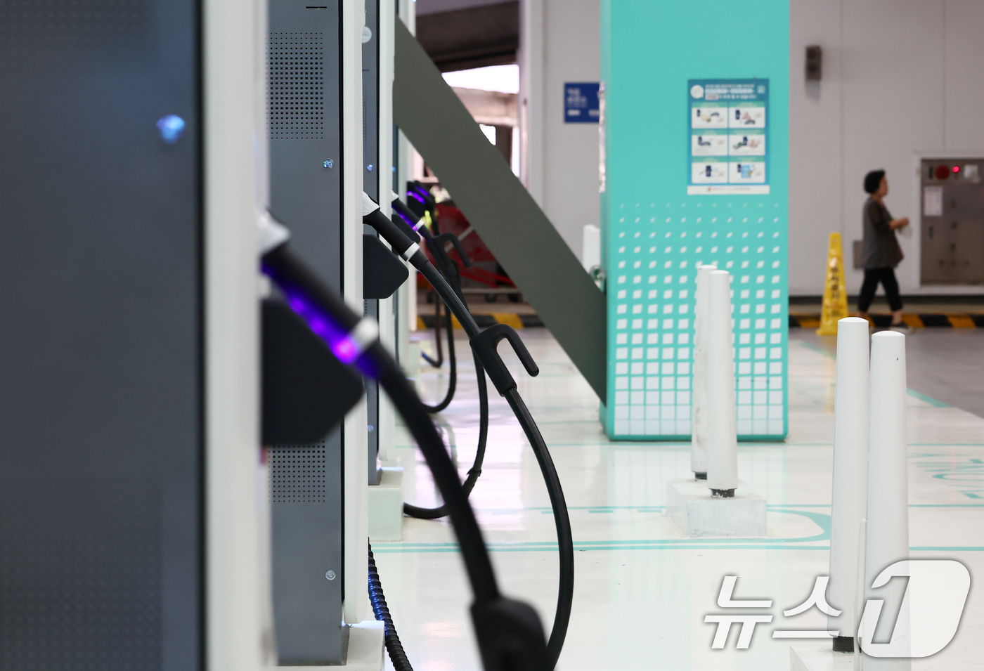 (서울=뉴스1) 김민지 기자 = 기획재정부가 29일 발표한 2026년 예산안에 따르면 내년부터 전기차를 구매하면 최대 400만원의 지원을 받는다.기존 구매보조금 300만원은 유지되 …