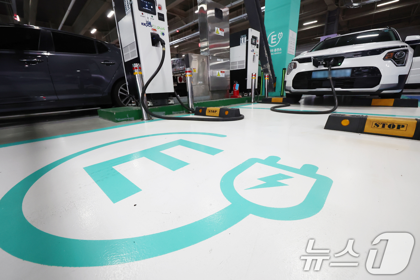 (서울=뉴스1) 김민지 기자 = 기획재정부가 29일 발표한 2026년 예산안에 따르면 내년부터 전기차를 구매하면 최대 400만원의 지원을 받는다.기존 구매보조금 300만원은 유지되 …