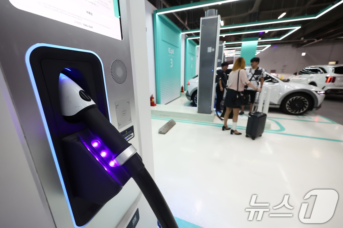 (서울=뉴스1) 김민지 기자 = 기획재정부가 29일 발표한 2026년 예산안에 따르면 내년부터 전기차를 구매하면 최대 400만원의 지원을 받는다.기존 구매보조금 300만원은 유지되 …