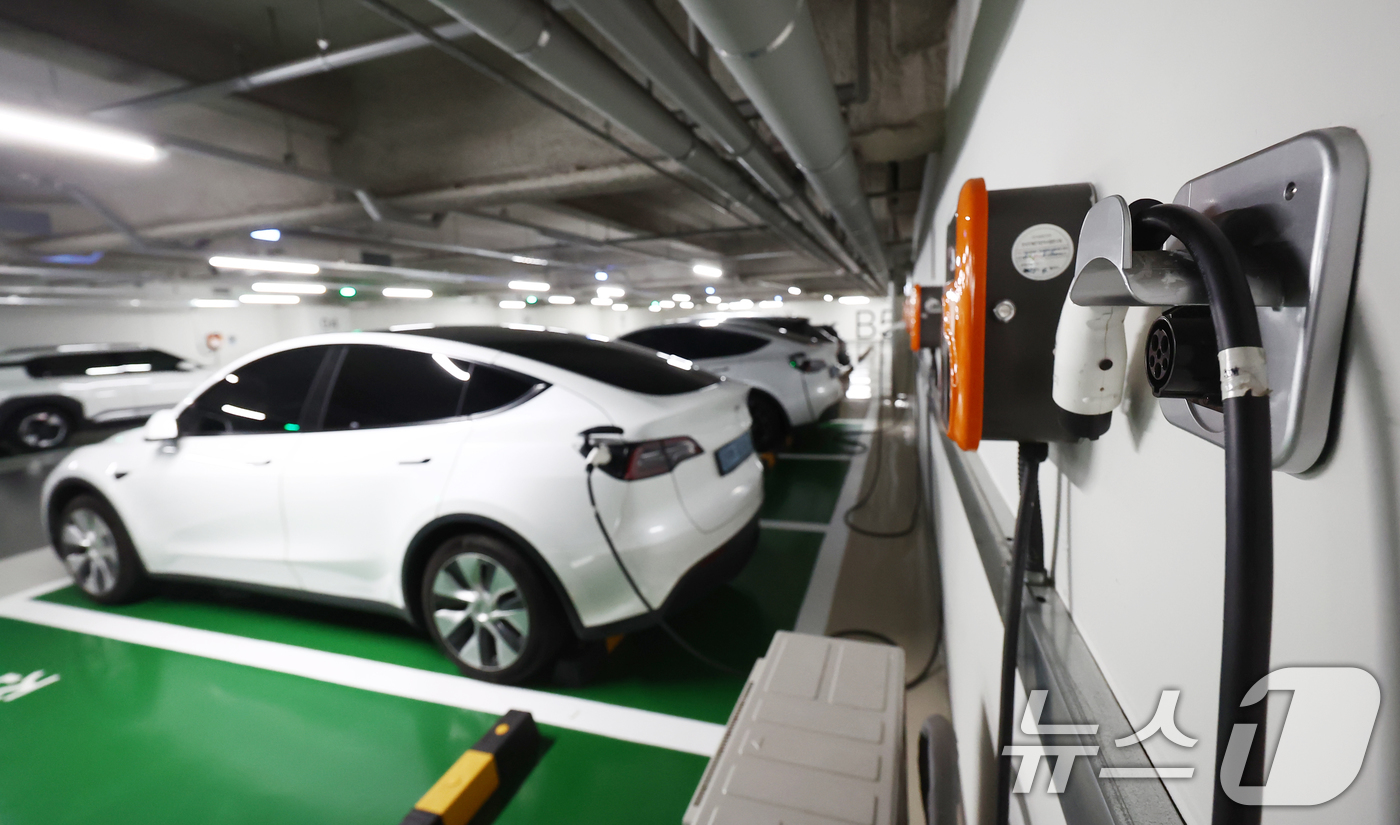 (서울=뉴스1) 김민지 기자 = 기획재정부가 29일 발표한 2026년 예산안에 따르면 내년부터 전기차를 구매하면 최대 400만원의 지원을 받는다.기존 구매보조금 300만원은 유지되 …