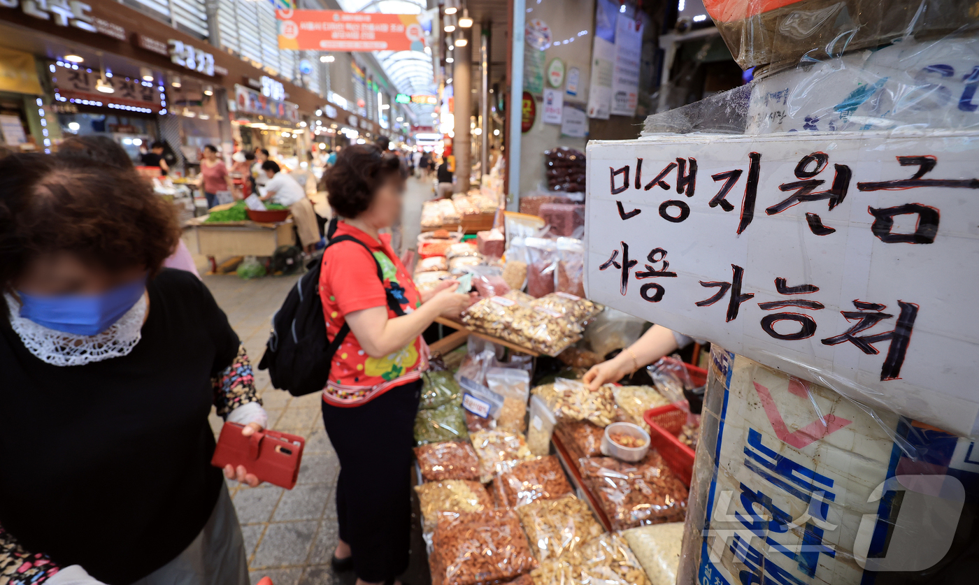 (서울=뉴스1) 김진환 기자 = 통계청이 29일 발표한 7월 산업활동동향에 따르면 지난달 산업 생산과 소비, 투자가 모두 늘어나는 '트리플 증가'를 기록했다.민생회복 소비쿠폰의 영 …