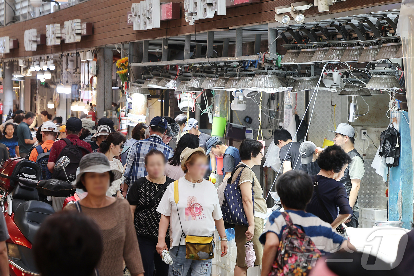 (서울=뉴스1) 김진환 기자 = 정부가 내년 예산 728조 원안을 확정하고, 소상공인의 재정 부담 완화를 위해 6000억원 규모의 ‘경영안정바우처’가 첫 시행된다.지방자치단체가 발 …