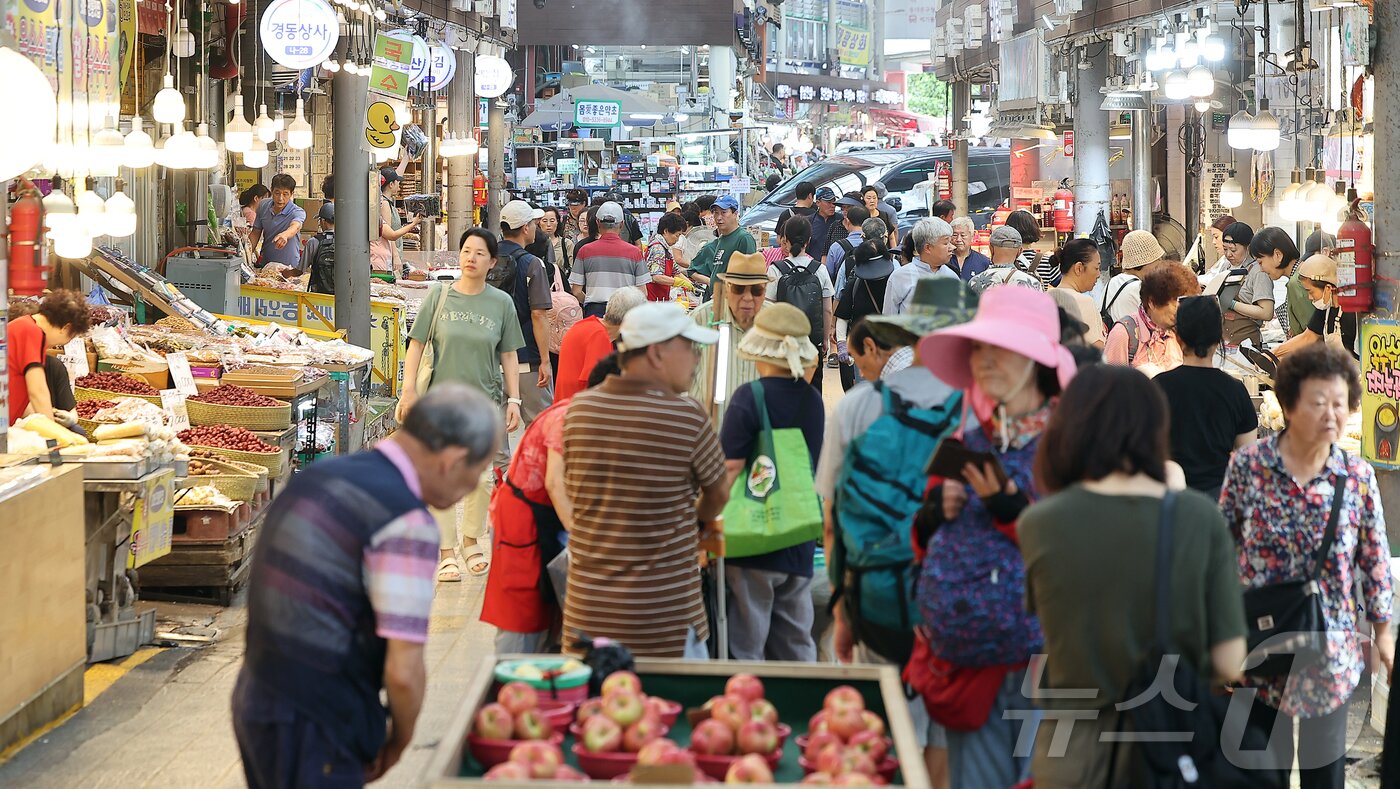 본문 이미지 -  서울 시내 한 전통시장의 모습. 2025.8.29/뉴스1 ⓒ News1 김진환 기자