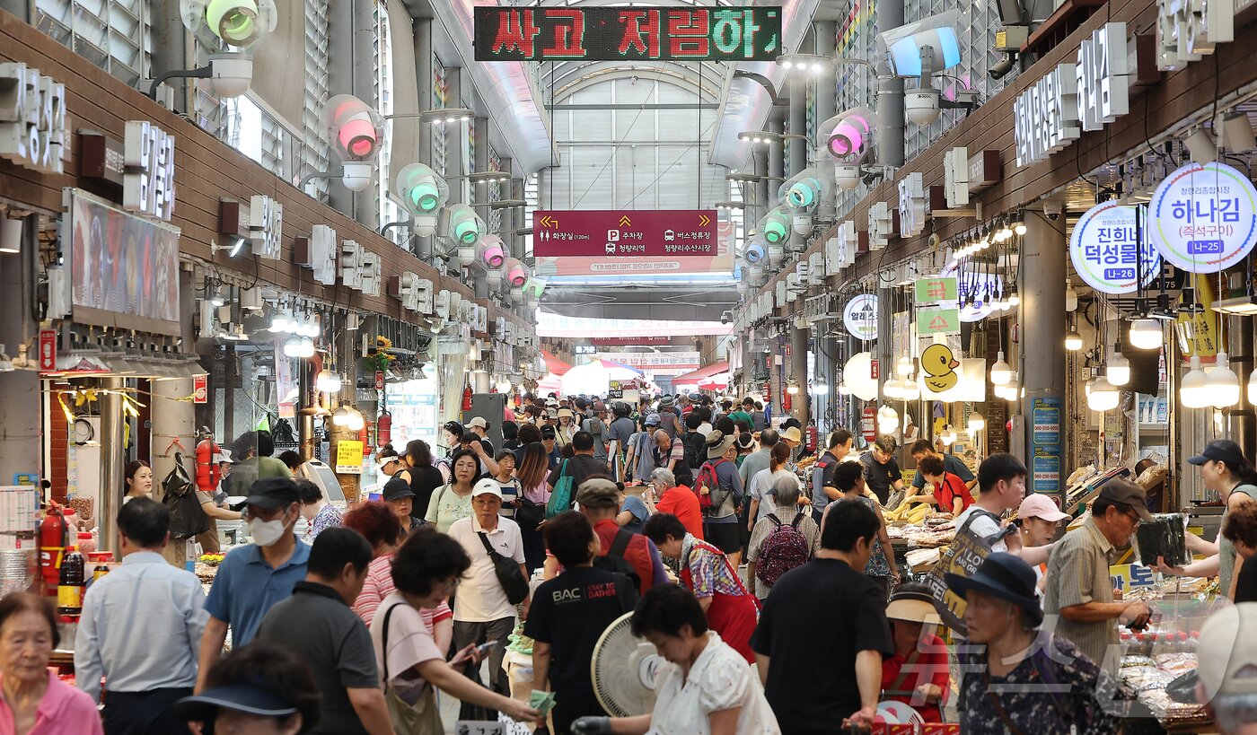 본문 이미지 - 서울 시내 한 전통시장의 모습.ⓒ News1 김진환 기자