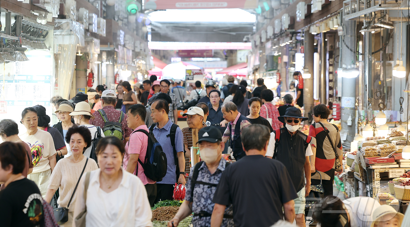 (서울=뉴스1) 김진환 기자 = 정부가 내년 예산 728조 원안을 확정하고, 소상공인의 재정 부담 완화를 위해 6000억원 규모의 ‘경영안정바우처’가 첫 시행된다.지방자치단체가 발 …