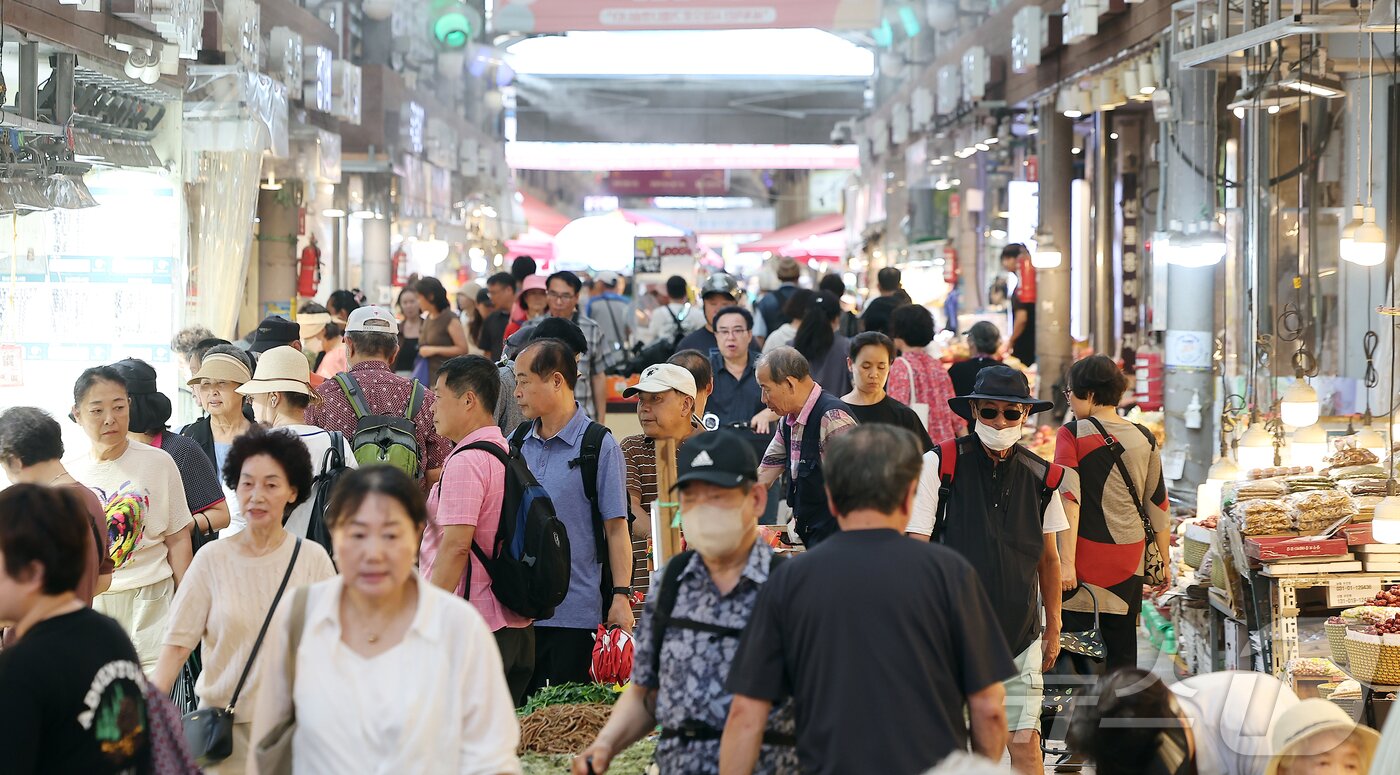본문 이미지 - 정부가 내년 예산 728조 원안을 확정하고, 소상공인의 재정 부담 완화를 위해 6000억원 규모의 ‘경영안정바우처’가 첫 시행된다.사진은 29일 서울 시내 한 전통시장의 모습. 2025.8.29/뉴스1 ⓒ News1 김진환 기자