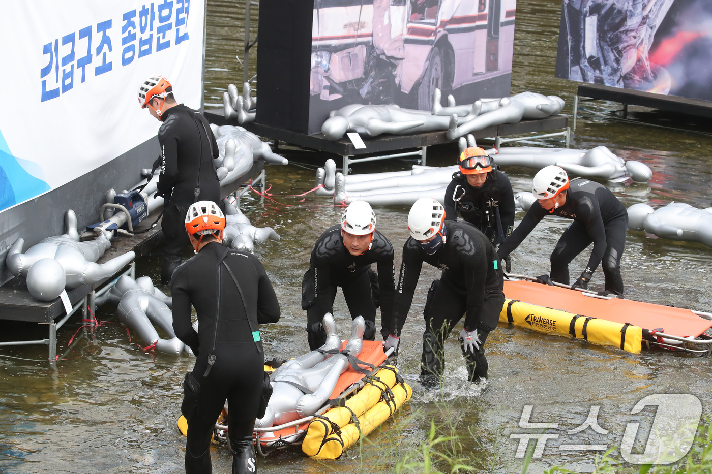 (대구=뉴스1) 공정식 기자 = 29일 오후 대구 남구 대봉교 인근 신처둔치에서 지진, 도시철도 붕괴, 교통사고, 차량 추락 등 복합재난 상황을 가정해 열린 '대구소방안전본부 긴급 …
