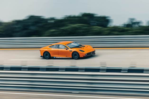 시속 300㎞ 24시간 달린 벤츠 콘셉트 전기차 'AMG GT XX' 신기록
