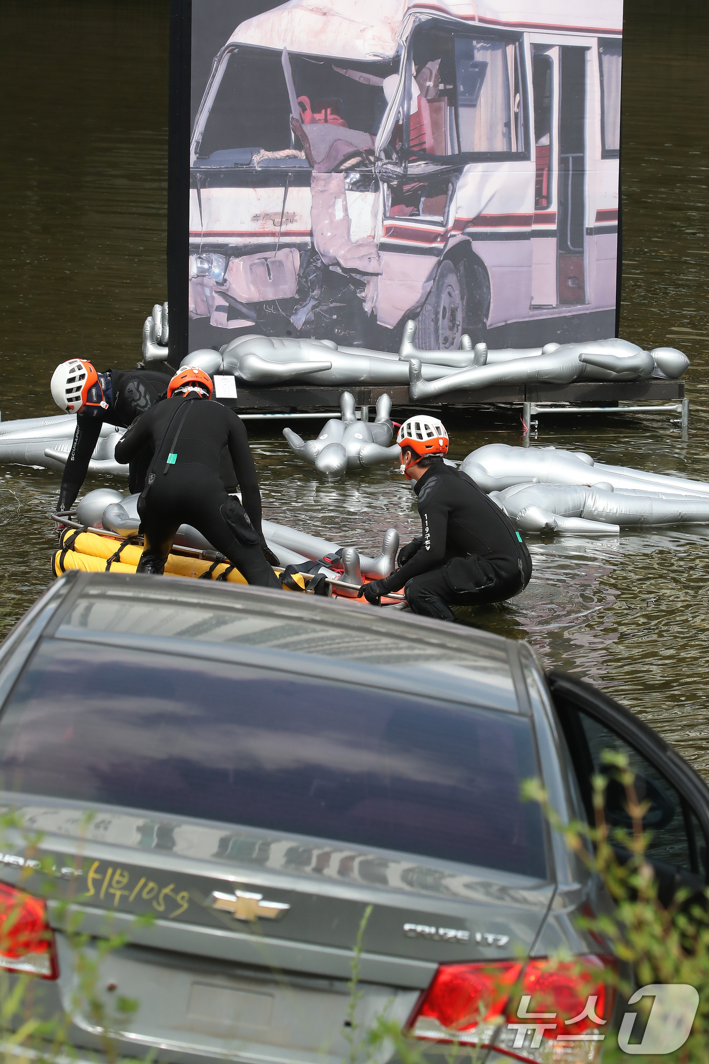 (대구=뉴스1) 공정식 기자 = 29일 오후 대구 남구 대봉교 인근 신처둔치에서 지진, 도시철도 붕괴, 교통사고, 차량 추락 등 복합재난 상황을 가정해 열린 '대구소방안전본부 긴급 …